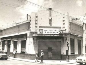 Fachada de La Cosechera, bar y cafetería ya desaparecida en Tucumán, donde se desarrolla uno de los capítulos de Magnificens Cancún.