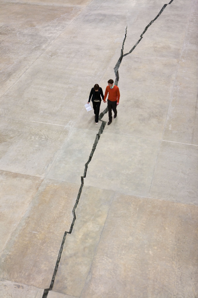 La obra Shibboleth, de Doris Salcedo, fue una grieta temporal que atravesó el patio de Tate Modern