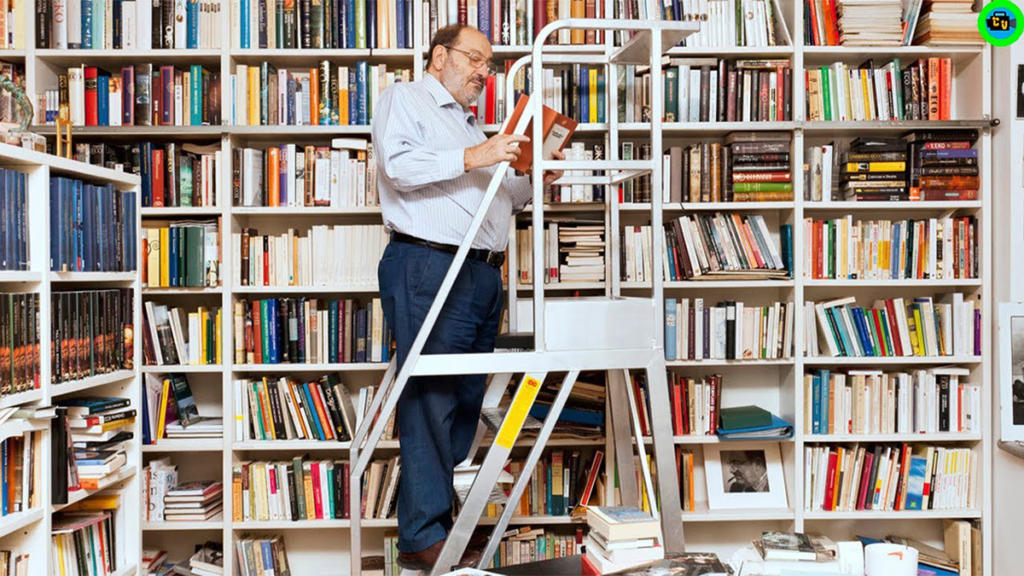 El académico y novelista Umberto Eco en su biblioteca.
