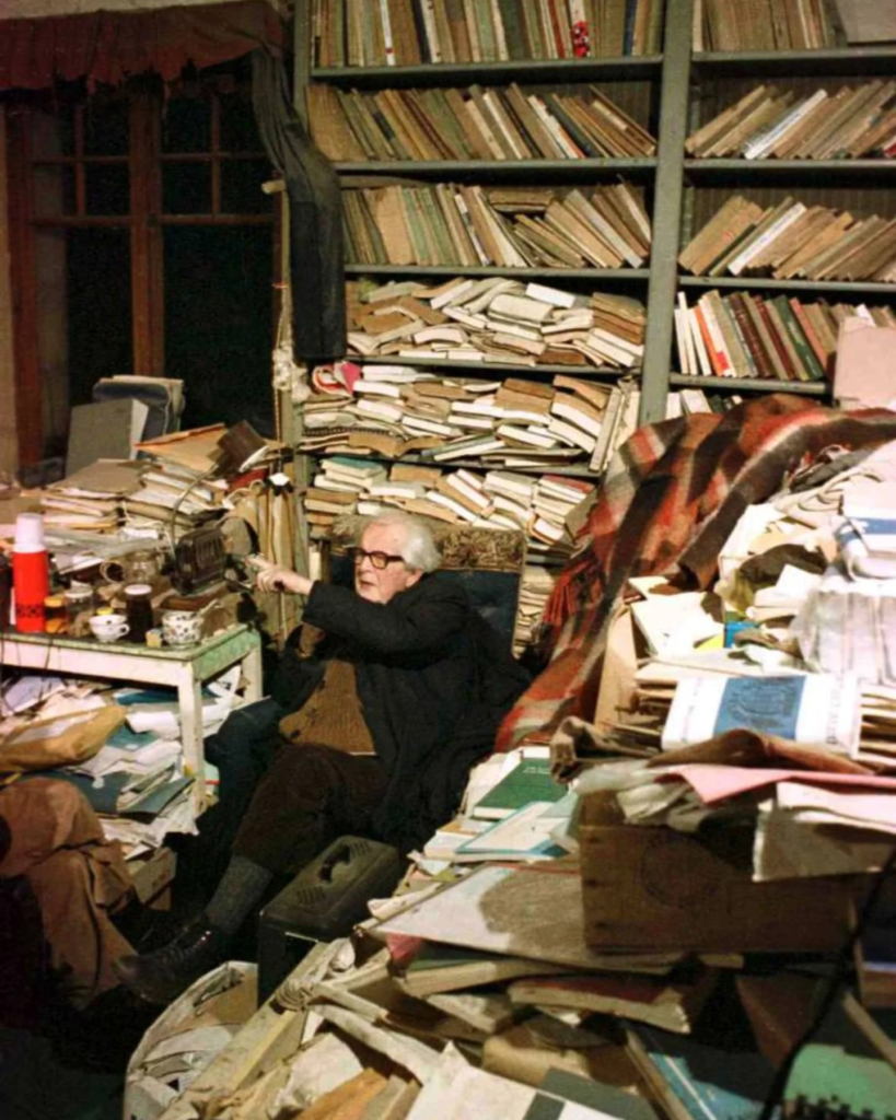El psicólogo y biólogo Jean Piaget en su biblioteca.