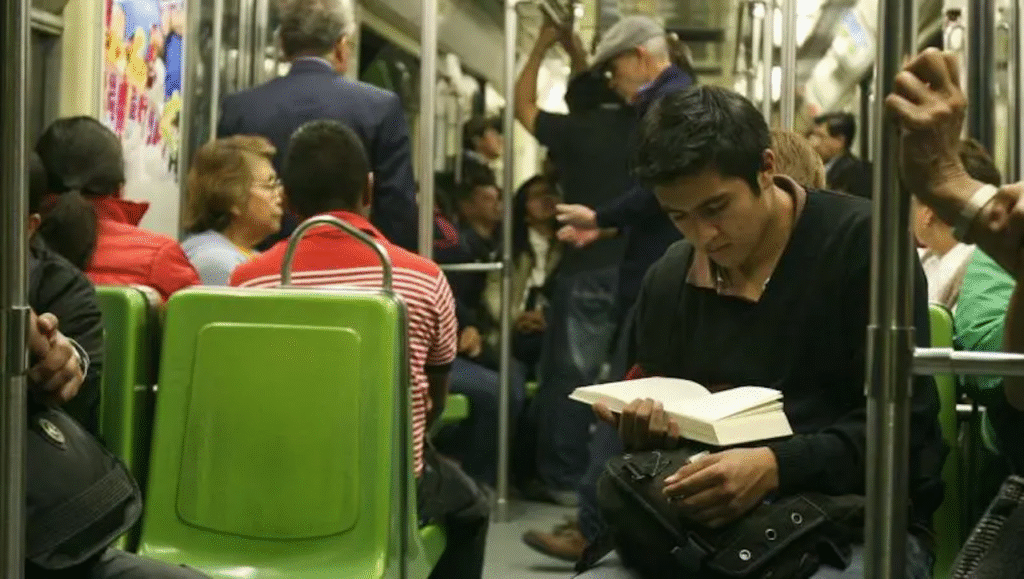 Hay quienes aprovechan circunstancias para leer o, al menos, intentarlo.
